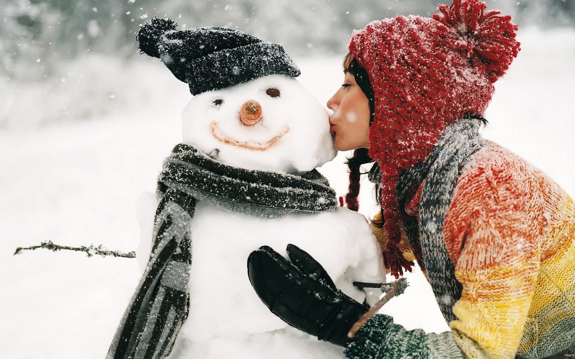 девушка целует снеговика