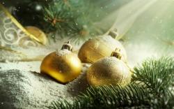 Золотистые новогодие шары для елки