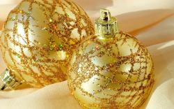 красивые золотистые новогодние шары на елку