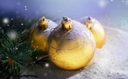 Три золотистых шара новогодних