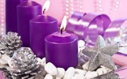 Свечи фиолетовые с золотистыми игрушками