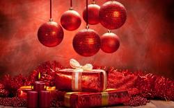 Красные шары и подарки