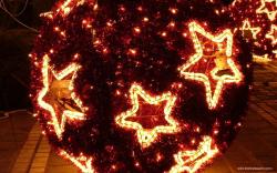 Яркий огненный новогодний шар и звезды