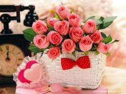 Розовые розы в белой корзинке с сердечками