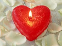 красная свечка в форме сердца на день валентина